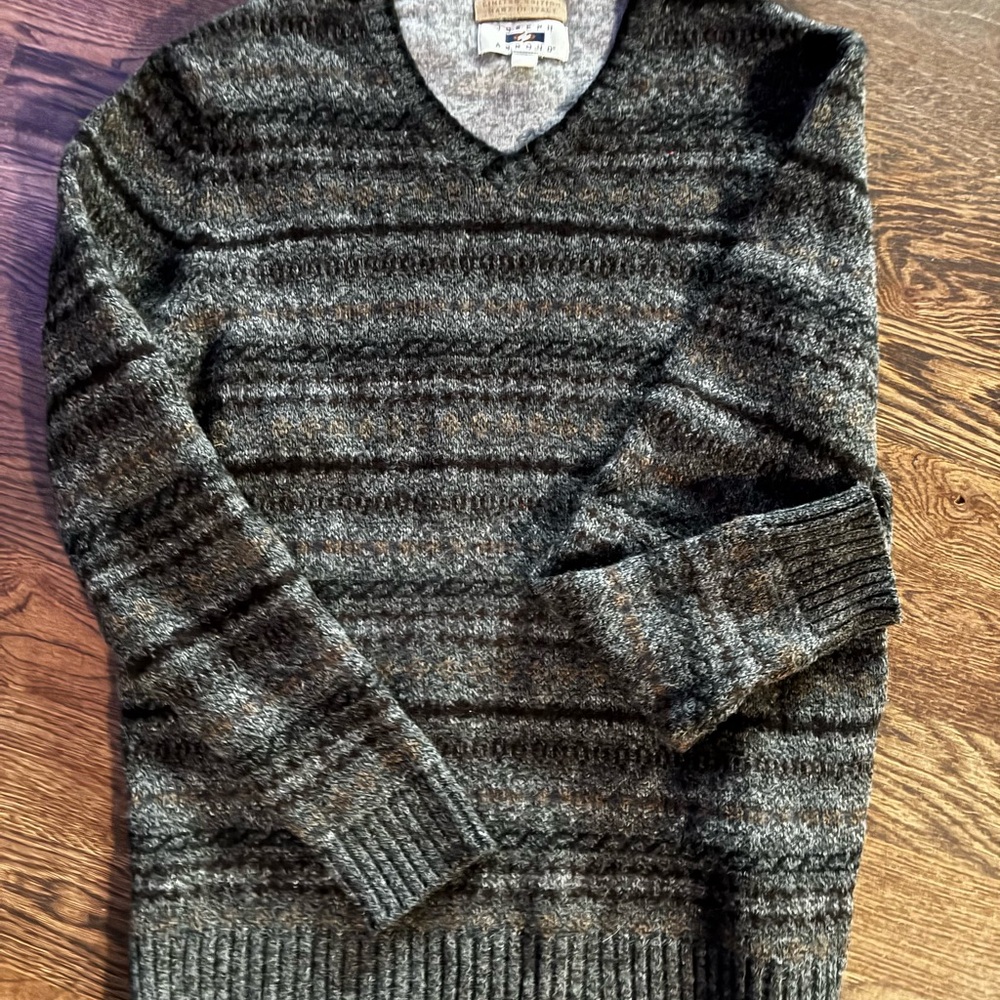 Joseph Men's Charcoal and Black V-Neck Sweater